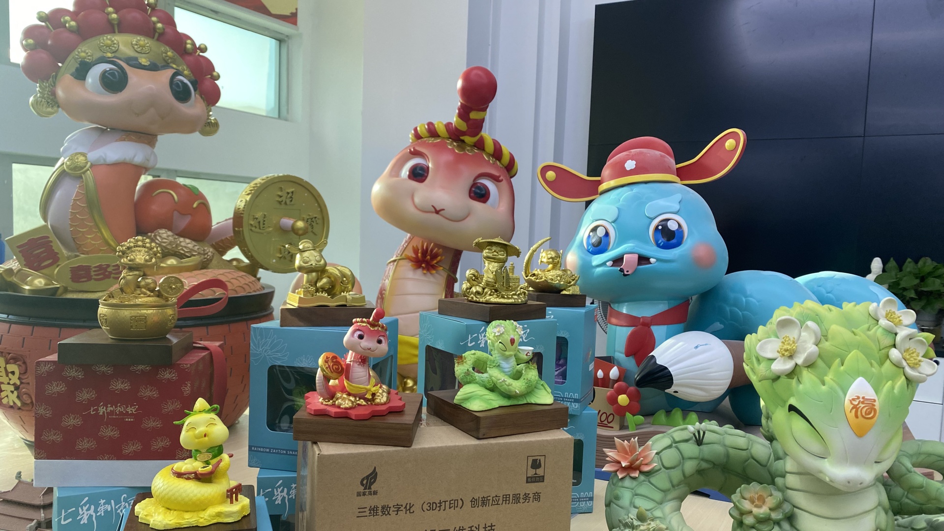 七彩刺桐蛇今日已全部出街，比鄰三維奉上打卡攻略！